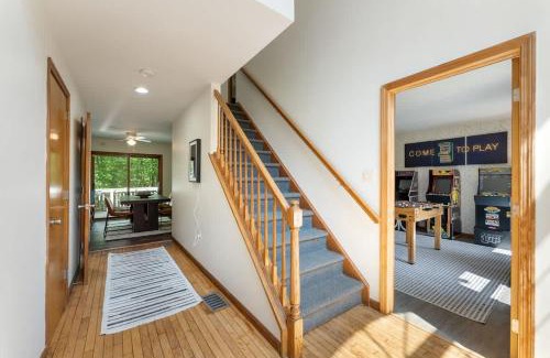 East Stroudsburg Casa | Charming Poconos retreat with hot tub & fireplace