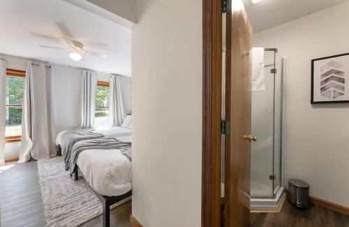 East Stroudsburg Casa | Charming Poconos retreat with hot tub & fireplace