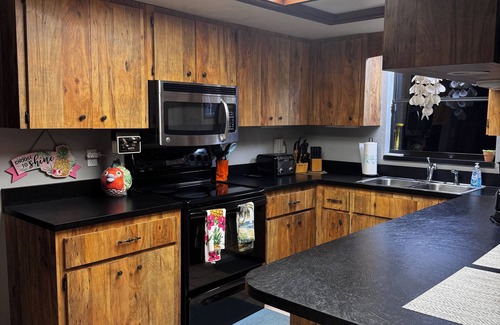 Palmetto Casa | Charming Pool & 4-bedroom house with WiFi and AC in peaceful Palmetto