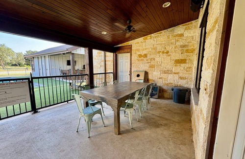 Sabinal Casa | Charming Pool House and Porch Bedroom with AC in Concan