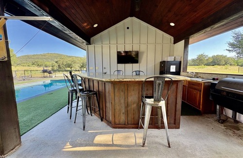 Sabinal Casa | Charming Pool House and Porch Bedroom with AC in Concan
