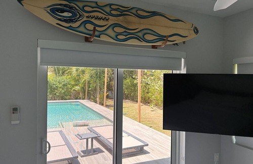 Seven Mile Beach Casa | Charming pool house with AC and WiFi in West Bay.
