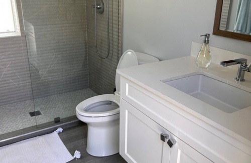Seven Mile Beach Casa | Charming pool house with AC and WiFi in West Bay.