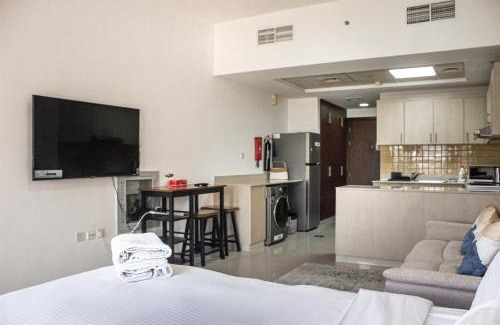 Bab Al Bahr Apartamento | Charming Pool View Studio Retreat at Bab Al Bahr