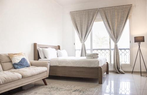 Bab Al Bahr Apartamento | Charming Pool View Studio Retreat at Bab Al Bahr