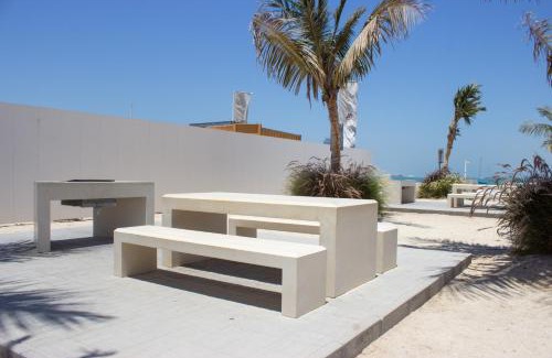 Bab Al Bahr Apartamento | Charming Pool View Studio Retreat at Bab Al Bahr