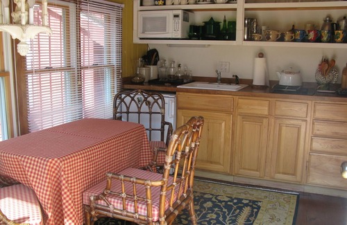North Stonington Cabaña | Poste con Encanto y Beam Cottage (cerca de Foxwoods)