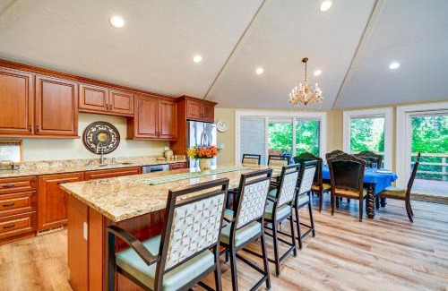 Poulsbo Casa | Charming Poulsbo Retreat Hood Canal Views!