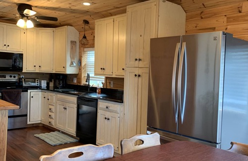 Gladwin Cabaña | Encanto Pratt Lake Lakefront 2BR Cottage