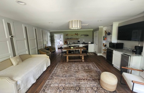 Warrenton Apartamento | Charming Presidential Suite with full kitchen - The Inn at Black Horse Manor