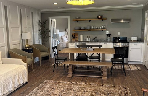 Warrenton Apartamento | Charming Presidential Suite with full kitchen - The Inn at Black Horse Manor