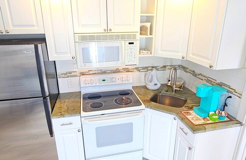 Florida North Atlantic Coast Casa | Suite privada con encanto, cocina completa, entrada al baño. Casa de la piscina. 5min: Playa, Estadio, PGA