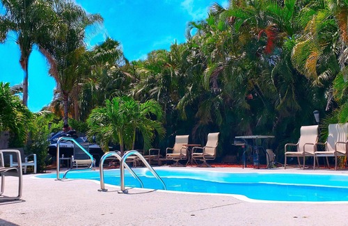 Florida North Atlantic Coast Casa | Suite privada con encanto, cocina completa, entrada al baño. Casa de la piscina. 5min: Playa, Estadio, PGA