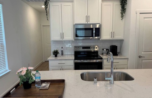 Lincoln Park Casa | Charming PRIVATE 1-bedroom guest house in lovely Little Elm with AC