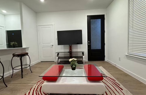 Lincoln Park Casa | Charming PRIVATE 1-bedroom guest house in lovely Little Elm with AC