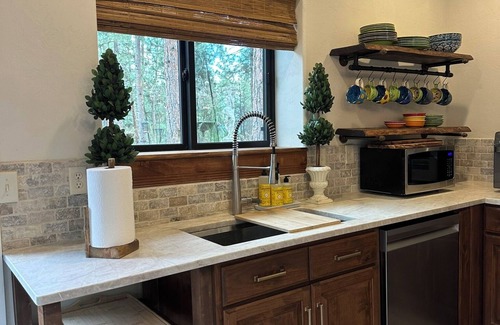 Stevensville Cabaña | Charming private 1bdrm New pet friendly Cottage nestled in Stevensville/5 acres