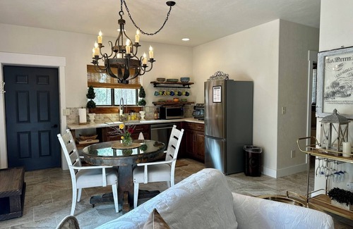Stevensville Cabaña | Charming private 1bdrm New pet friendly Cottage nestled in Stevensville/5 acres