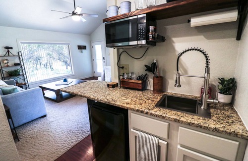 Valley Mills Cabaña | Charming Private Cottage with Hot Tub in Valley Mills