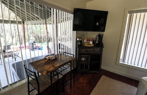 Valley Mills Cabaña | Charming Private Cottage with Hot Tub in Valley Mills