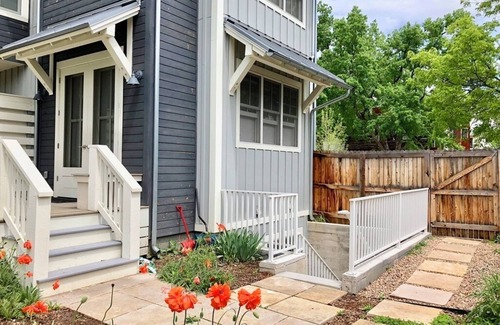 Newlands Apartamento | Charming Private Guest Suite located near downtown, shopping and hiking