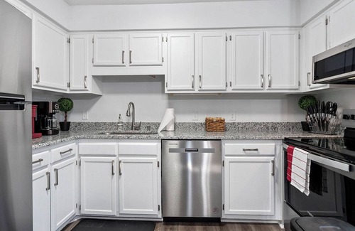 Brookhaven Casa | Charming Private Oasis - close to airport, mall, and downtown.