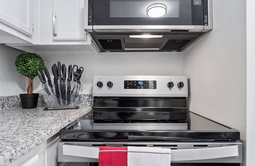 Brookhaven Casa | Charming Private Oasis - close to airport, mall, and downtown.