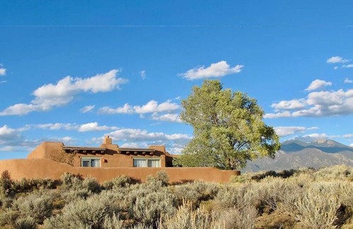 Taos Casa | Encantadora casa de estilo pueblo con increíbles vistas.