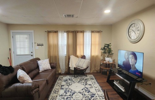 Wichita Falls Casa | Charming Purple door 3-bedroom house with AC and WiFi in fabulous Wichita Falls