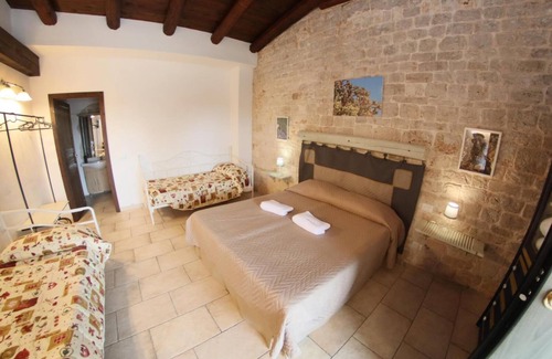 Conversano Otro | Habitación Cuádruple en Masía Histórica Gaia N.7