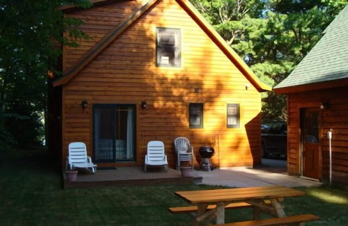 Cheboygan Cabaña | Encantadora casa construida de calidad con acceso compartido privado al lago Mullett.
