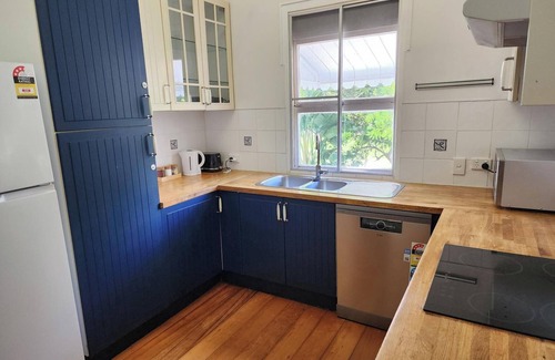 Beachmere Casa | Charming Queenslander in Beachmere: WiFi, A/C, Netflix, Kayo, Sleeps up to 10.