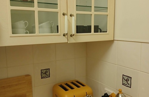Beachmere Casa | Charming Queenslander in Beachmere: WiFi, A/C, Netflix, Kayo, Sleeps up to 10.