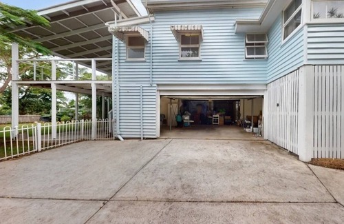 Beachmere Casa | Charming Queenslander in Beachmere: WiFi, A/C, Netflix, Kayo, Sleeps up to 10.