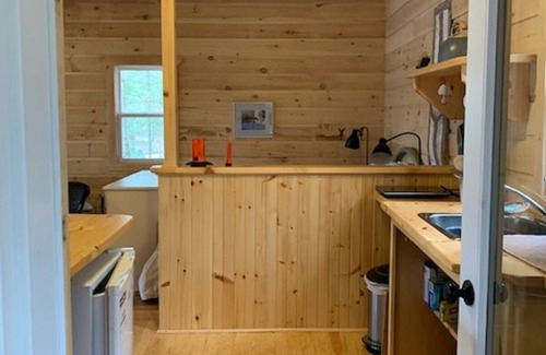 West Nipissing Cabina | Charming, quiet & rustic cabin on the French River with enclosed porch and deck