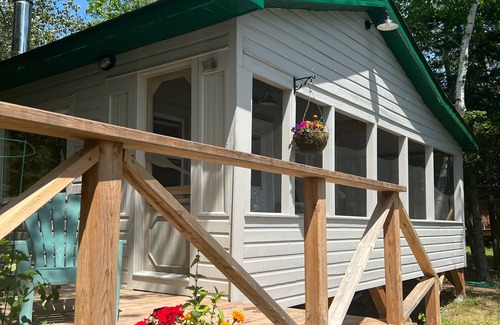 West Nipissing Cabina | Charming, quiet & rustic cabin on the French River with enclosed porch and deck