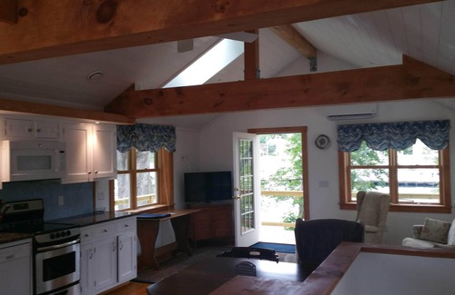 Kittery Cabaña | Charming, quiet waterfront cottage with WiFi, parking, on island by Portsmouth