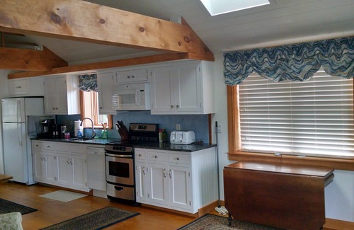 Kittery Cabaña | Charming, quiet waterfront cottage with WiFi, parking, on island by Portsmouth