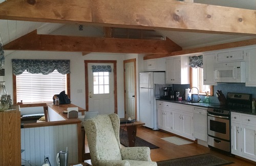 Kittery Cabaña | Charming, quiet waterfront cottage with WiFi, parking, on island by Portsmouth