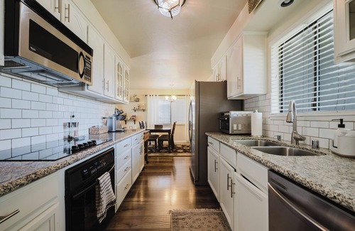 Lodi Casa | Charming, Quite and Quaint 3-bedroom house with WiFi and AC in Lodi