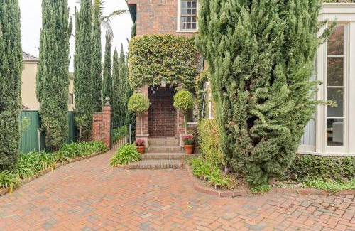 Kew Casa | Charming Red Brick Estate in Kew 5BR & Playhouse