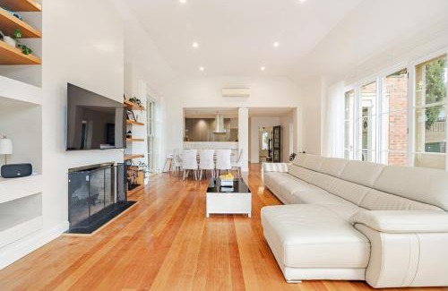 Kew Casa | Charming Red Brick Estate in Kew 5BR & Playhouse