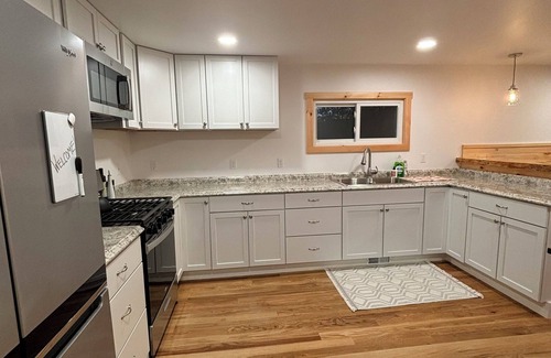 Boyne Falls Cabina | Charming Red Cabin in the woods. A perfect stay just 3 min from ski resort!