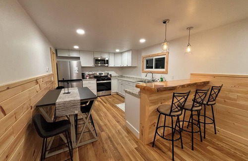 Boyne Falls Cabina | Charming Red Cabin in the woods. A perfect stay just 3 min from ski resort!