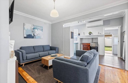 Redan Cabaña | Charming Ballarat Escape: Inviting Country Cottage