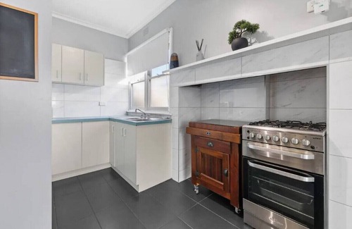 Redan Cabaña | Charming Ballarat Escape: Inviting Country Cottage