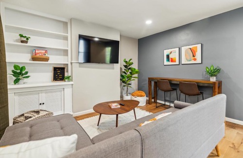 Castle Shannon Casa | Charming Remodeled 3-BR Bungalow near Attractions