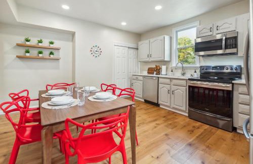 Castle Shannon Casa | Charming Remodeled 3-BR Bungalow near Attractions