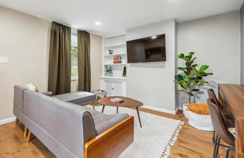 Castle Shannon Casa | Charming Remodeled 3-BR Bungalow near Attractions