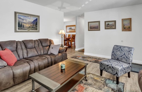 Highlands Casa | Charming Remodeled 3 Bedroom Home with Huge Yard Close to Parks and Shopping