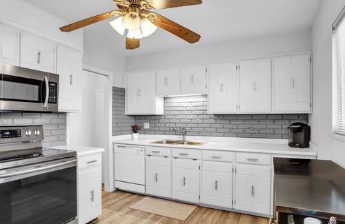 Highlands Casa | Charming Remodeled 3 Bedroom Home with Huge Yard Close to Parks and Shopping